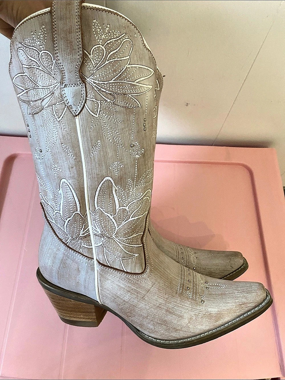 SHYANNE Style #SYL4558W Floral Embroidered Heeled Boots US 8